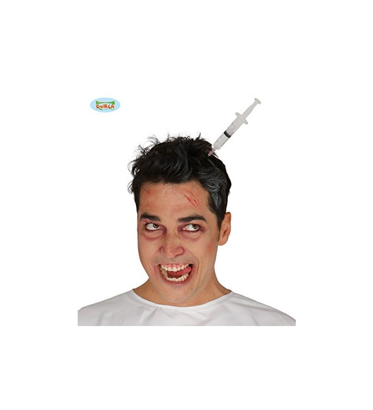 Injekční stříkačka zapíchnutá do hlavy - čelenka